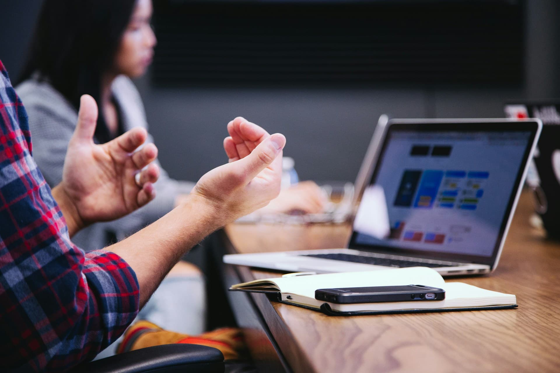 Equipo de ingeniería y profesionales colaborando en el diseño de la arquitectura empresarial