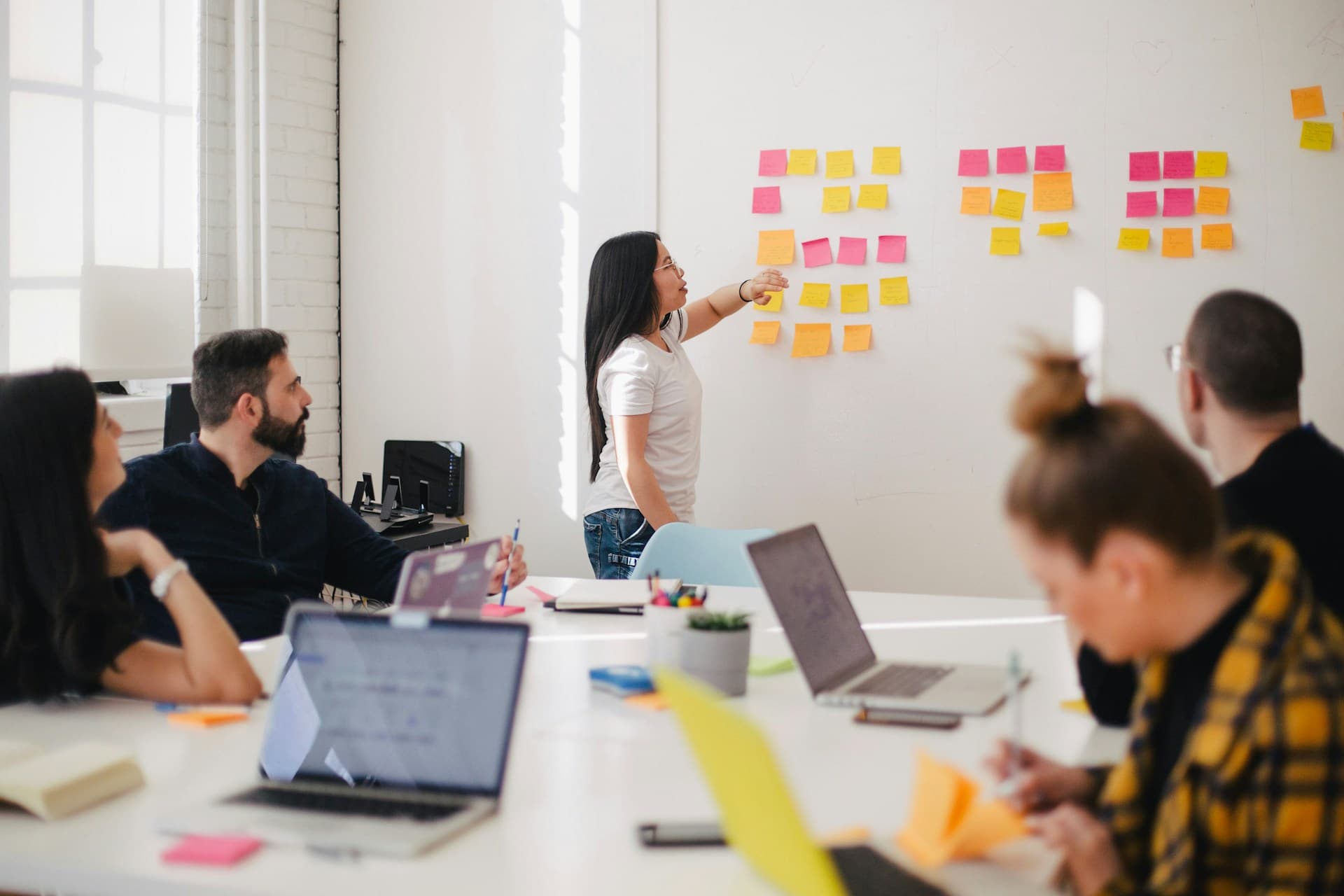 Equipo directivo analizando procesos y capacidades de negocio